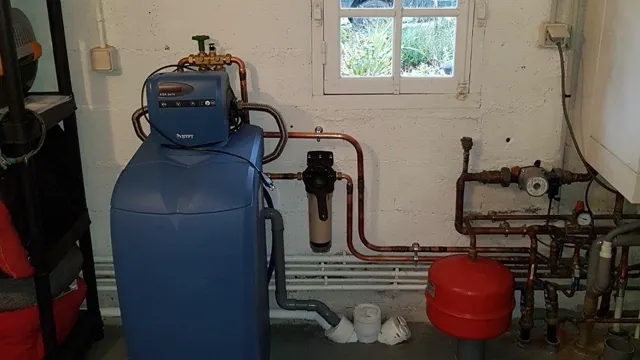 Installation d’adoucisseur d’eau vue de face, réseau cuivre, filtre à cartouche et nourrice de distribution