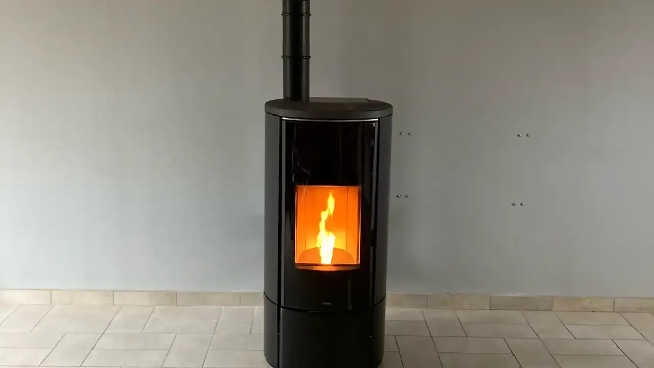 Poêle à granulés noir de forme cylindrique avec conduit de fumée apparent, sur un sol carrelé clair